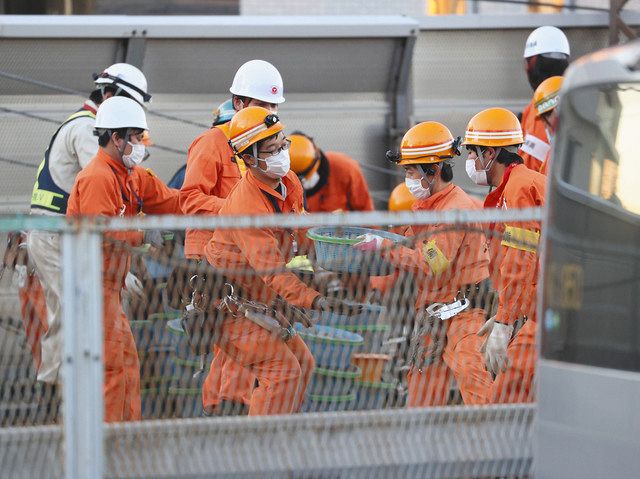 東急東横線の日吉、元住吉駅間で線路下の敷石の一部が陥没し、現場の修復にあたる作業員＝１３日１６時１３分、横浜市港北区で