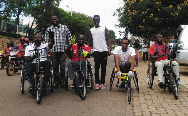 ルワンダで競技用車いすに乗るガテラさん（右から２人目）と、スポーツを楽しむ仲間たち＝ルダシングワ真美さん提供