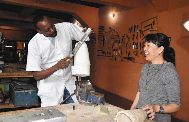 ２０１７年、製作所で義足を作る作業を見守るルダシングワ真美さん（右）＝ルワンダ・キガリで（本人提供）