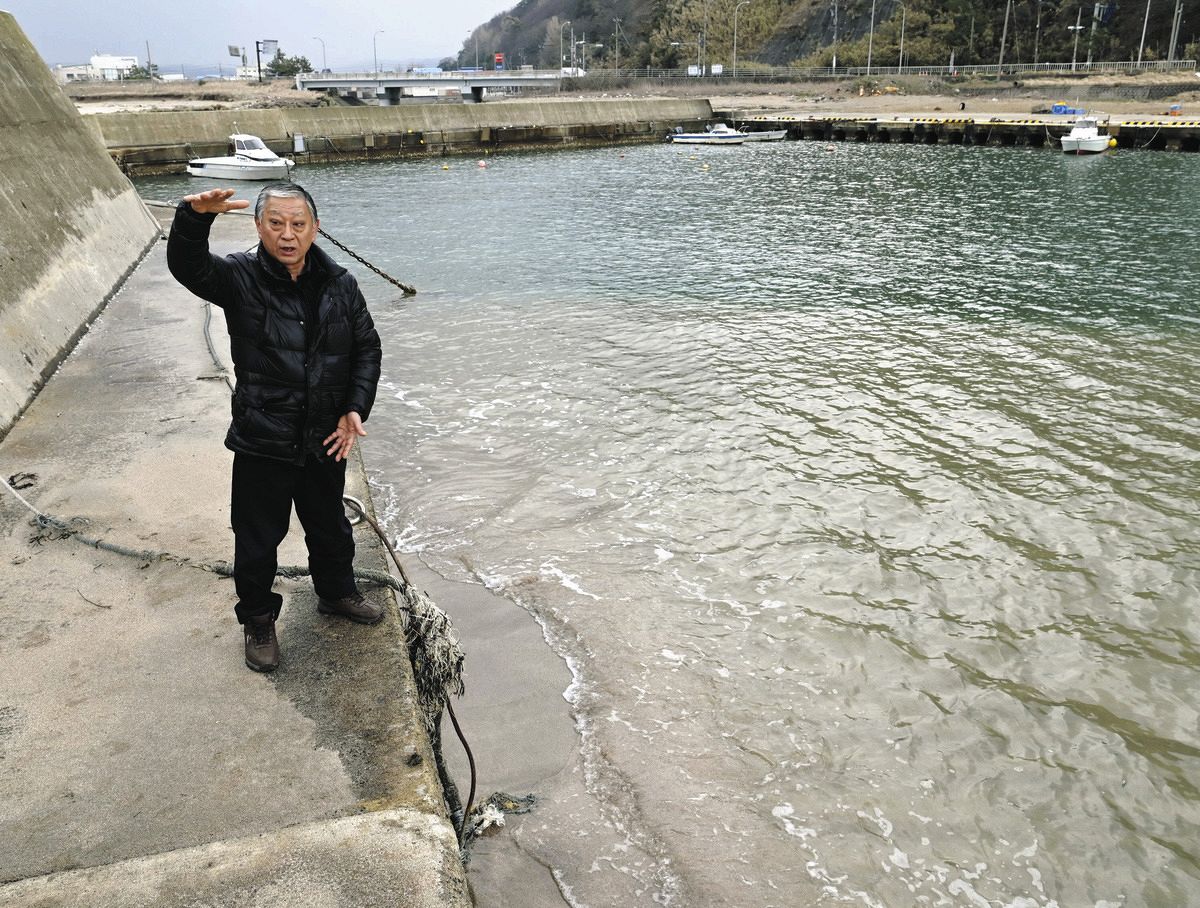 領家漁港の隆起について話す室順一郎さん。地震前は船が接岸していた場所は海底が見えるほど浅くなっていた＝石川県志賀町で
