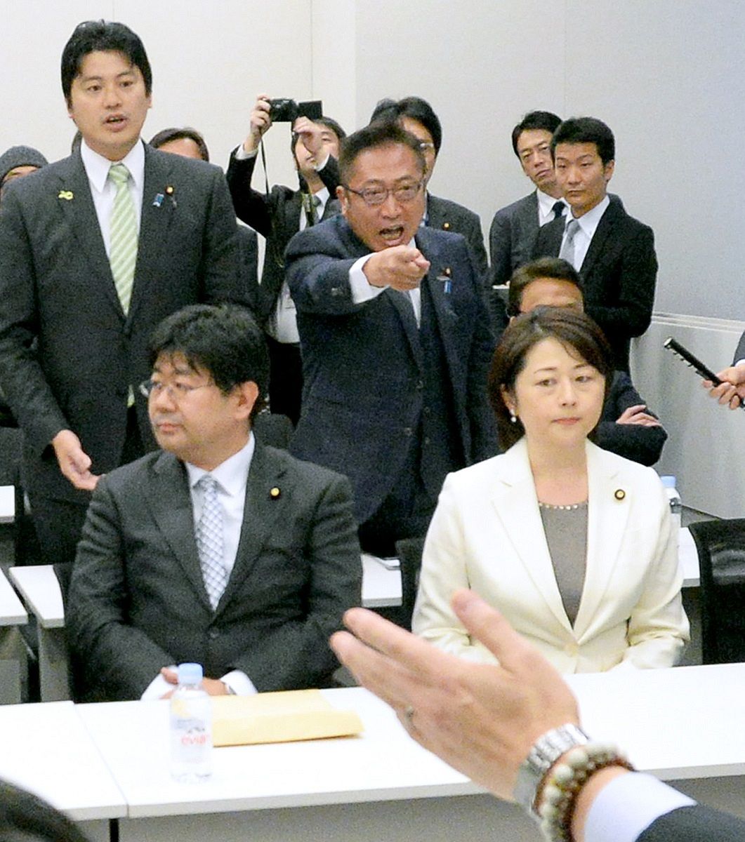 みんなの党の両院議員総会で、解党に反対して声を荒らげる前代表の渡辺喜美氏（中央）＝2014年11月19日、国会内で（神代雅夫撮影）