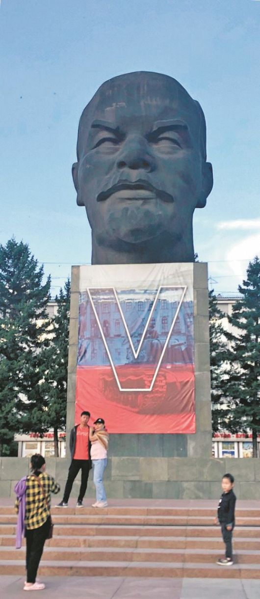 ８月、ロシア極東ウランウデ中心部で、軍事作戦をたたえる幕が掲げられたレーニン頭部像