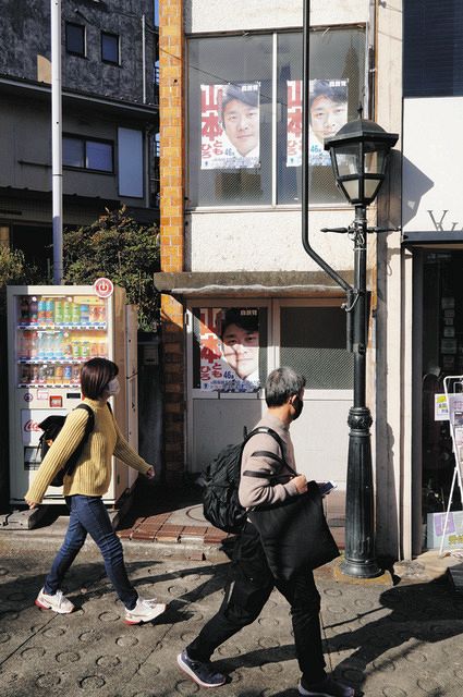 扉が閉じられた山本朋広氏の事務所＝26日、神奈川県鎌倉市で