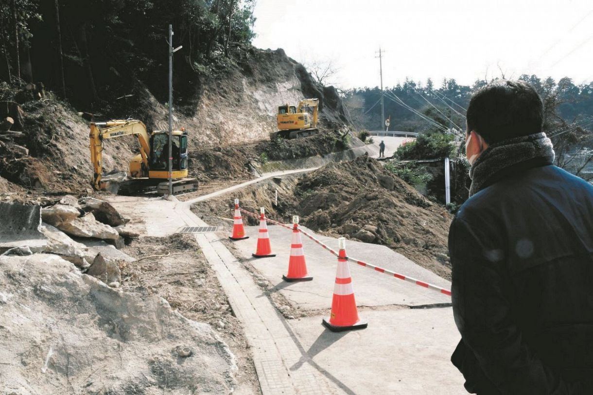 貯蔵施設に向かう道は復旧作業が進んでいる＝14日、石川県能登町小木で