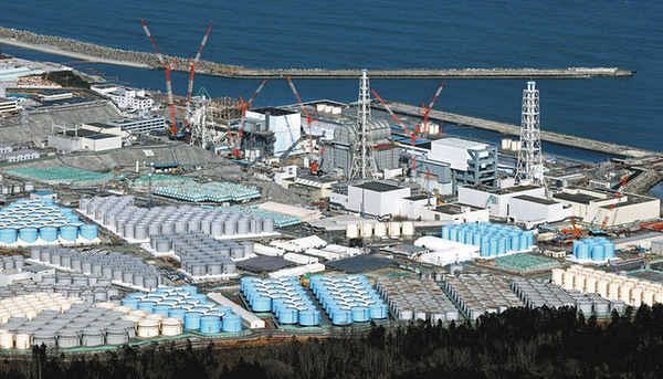 敷地内に処理水のタンクが立ち並ぶ東京電力福島第一原発＝2021年3月、福島県で、本社ヘリ「おおづる」から