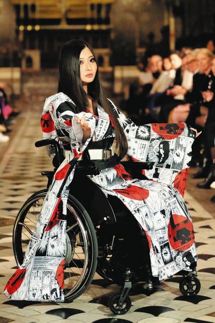 事故で両脚失い、パリコレのモデルに 葦原海さんがSNSで人気の理由とは 
