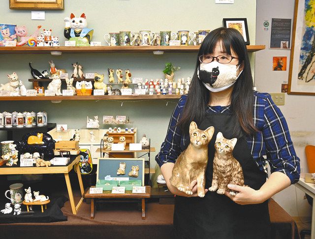 猫をモチーフにした雑貨の魅力を語るＴＩＭ＆ＳＡＩＬＯＲ代表の漆原靖子さん＝いずれも台東区で
