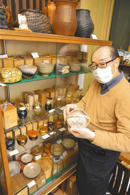 骨董の茶道具を紹介するギャラリー大久保　瑜伽庵の大久保満さん
