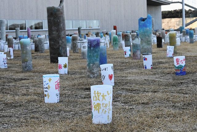 福島県民や東日本大震災・原子力災害伝承館の来館者らがメッセージを書いたキャンドル＝福島県双葉町で