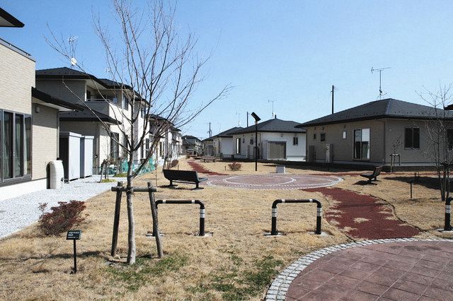 曲田第一団地内の公園も人通りがなかった＝福島県富岡町で