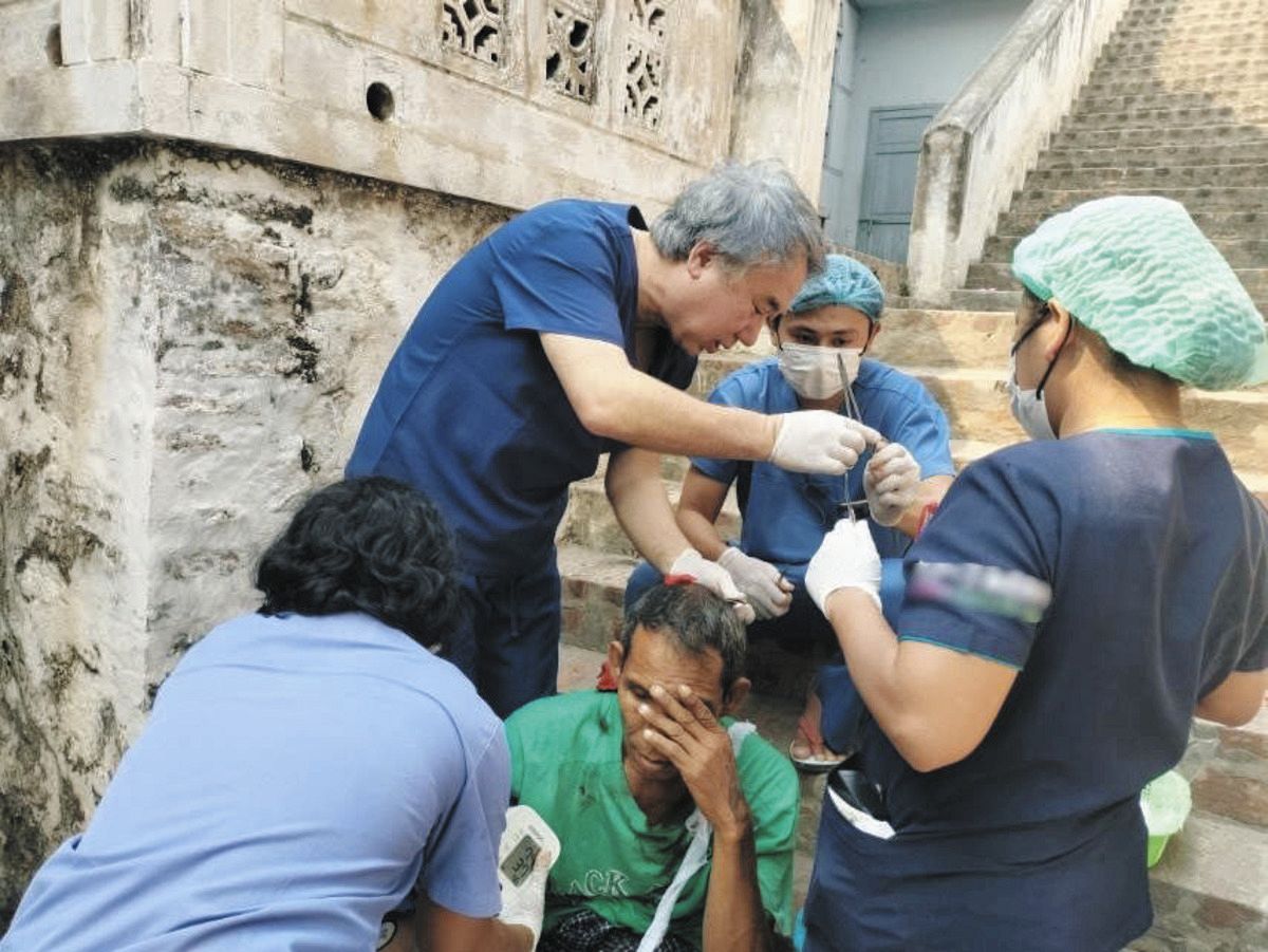 手術で全身麻酔中の患者を連れて脱出、負傷者の治療は制限され…日本人