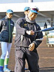 学童チーム指導者の質問に答え、打撃の説明をするセガサミー野球部・西田真二監督