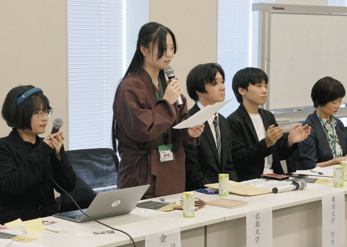 国立大の学費値上げ反対を訴える広島大の学生（左から2人目）＝東京・永田町の衆院第2議員会館で