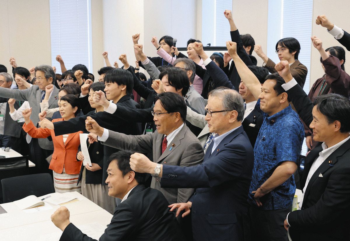院内集会で国立大学の学費値上げ反対を訴える参加者ら＝東京・永田町の衆院第2議員会館で