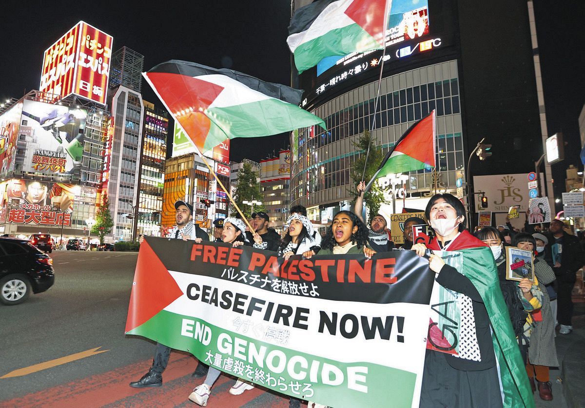 2023年11月、イスラエル軍のパレスチナ自治区ガザ侵攻に対して東京都新宿区で行われた抗議デモ（平野皓士朗撮影）