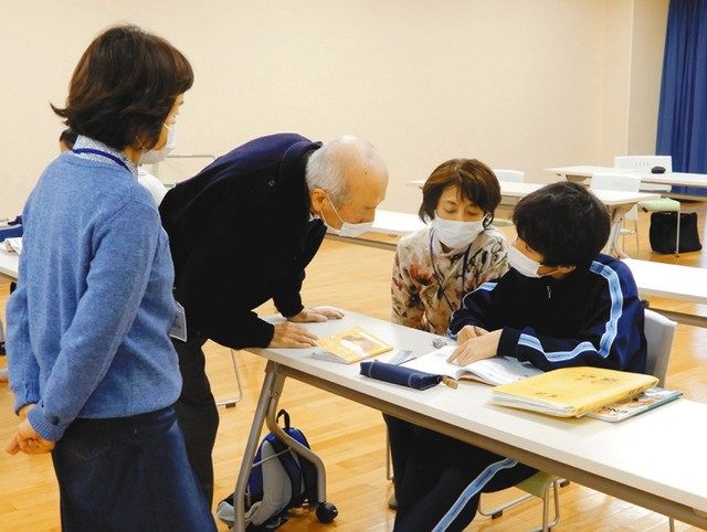 麻生区の中学校でも 寺子屋 小学校と同じ 先生 が担当 英語学習中心に支援継続 東京新聞 Tokyo Web