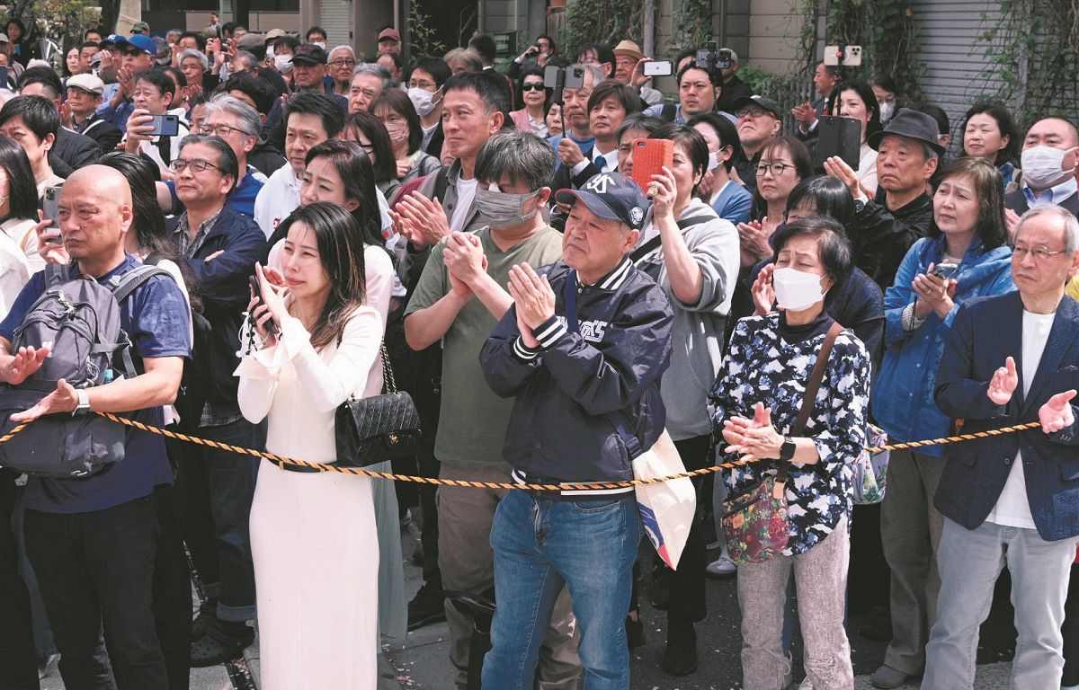 衆院東京15区の補欠選挙が告示され、街頭演説に集まった人たち