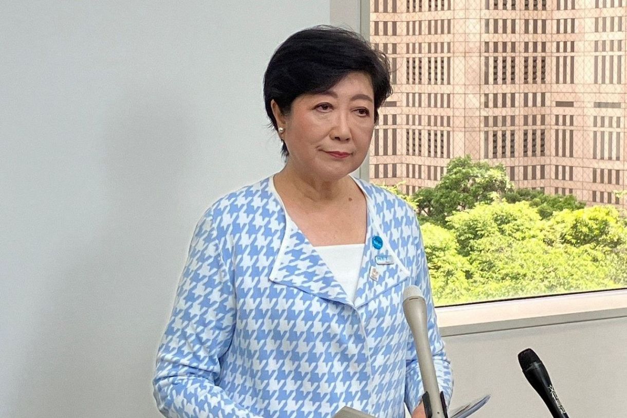 記者団の取材に応じる小池百合子都知事