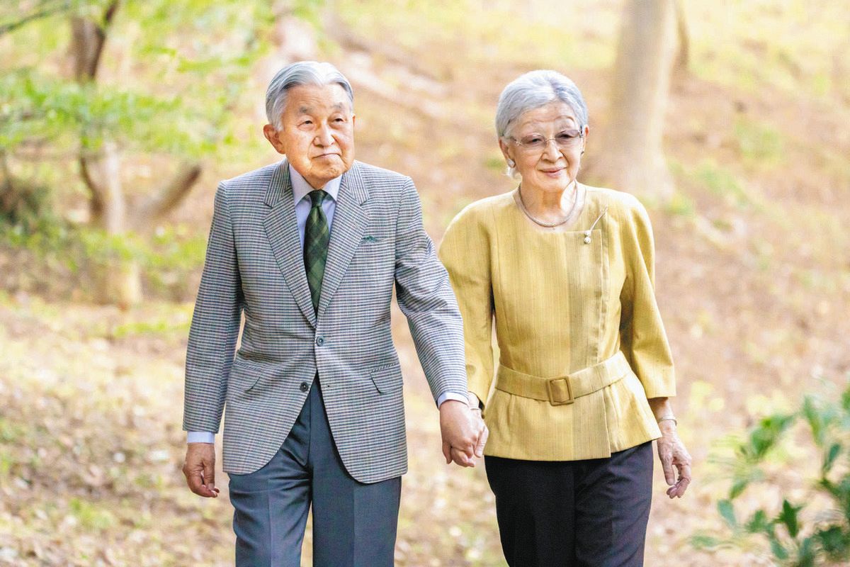 美智子さま89歳に 上皇さまと散策、読書…虫の声や草花を楽しみながら 
