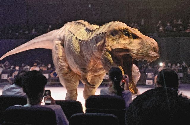 客席の目の前で雄たけびを上げるティラノサウルスのメカニカルスーツ＝立川市で
