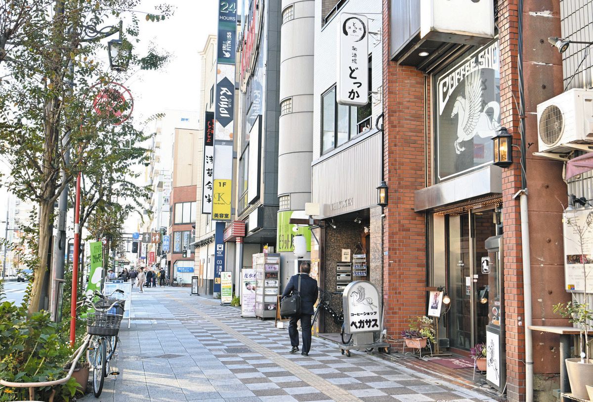 飲食店などが並ぶ浅草国際通り商店街連合会＝池田まみ撮影