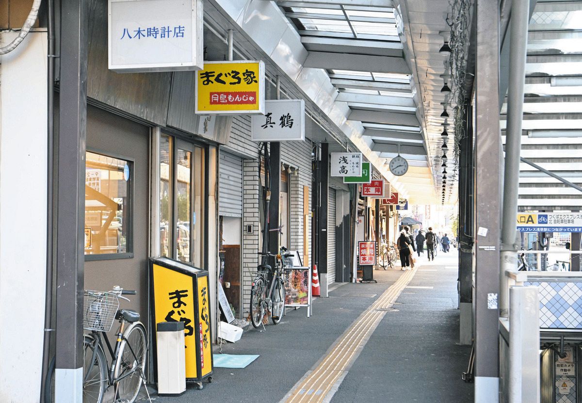 飲食店などが並ぶ浅草国際通り商店街連合会＝池田まみ撮影