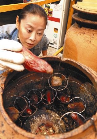 つぼで蒸した芋を手にする壁下志保さん＝名古屋市西区のＰＯＴＥＰＯＴＥで