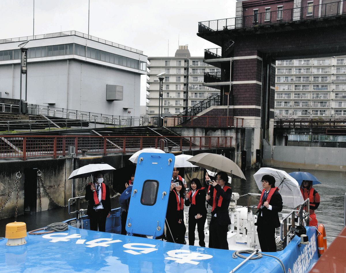 江戸川区の新入職員 水門→桜撮影で絆 189人が入区式：東京新聞デジタル
