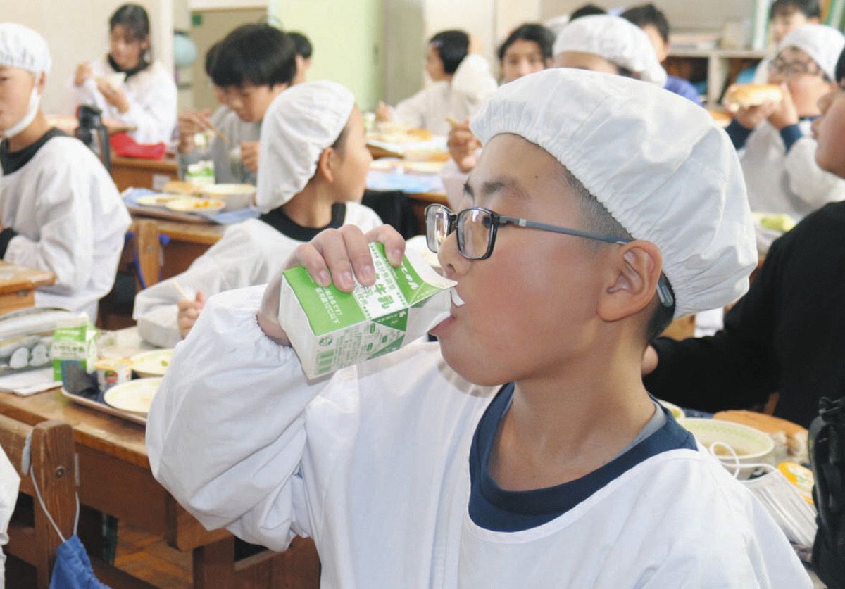 学校給食の牛乳はパックからゴクゴクが当たり前 広がる直飲み、｢脱