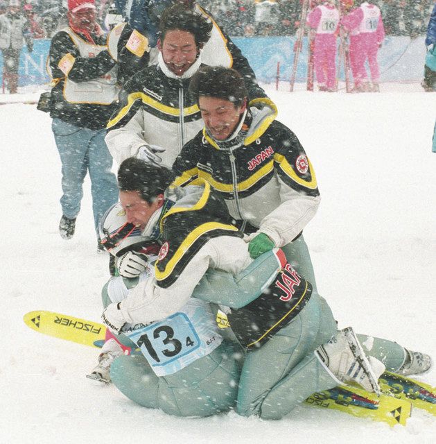 長野五輪スキージャンプ団体で金メダルを決めた船木に飛びつく原田、斎藤、岡部＝１９９８年２月
