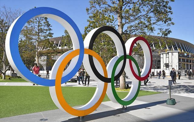 「日本オリンピックミュージアム」前に設置された五輪シンボルマークのモニュメント