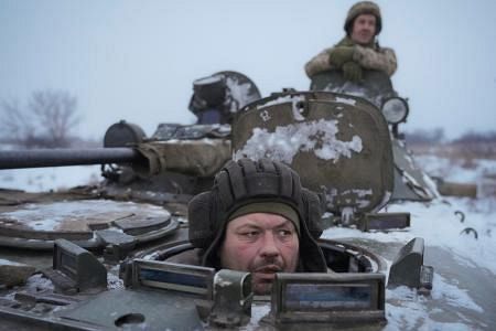 ２８日、ウクライナ東部ルガンスク州で、装甲車に乗るウクライナ軍兵士ら＝ＡＰ