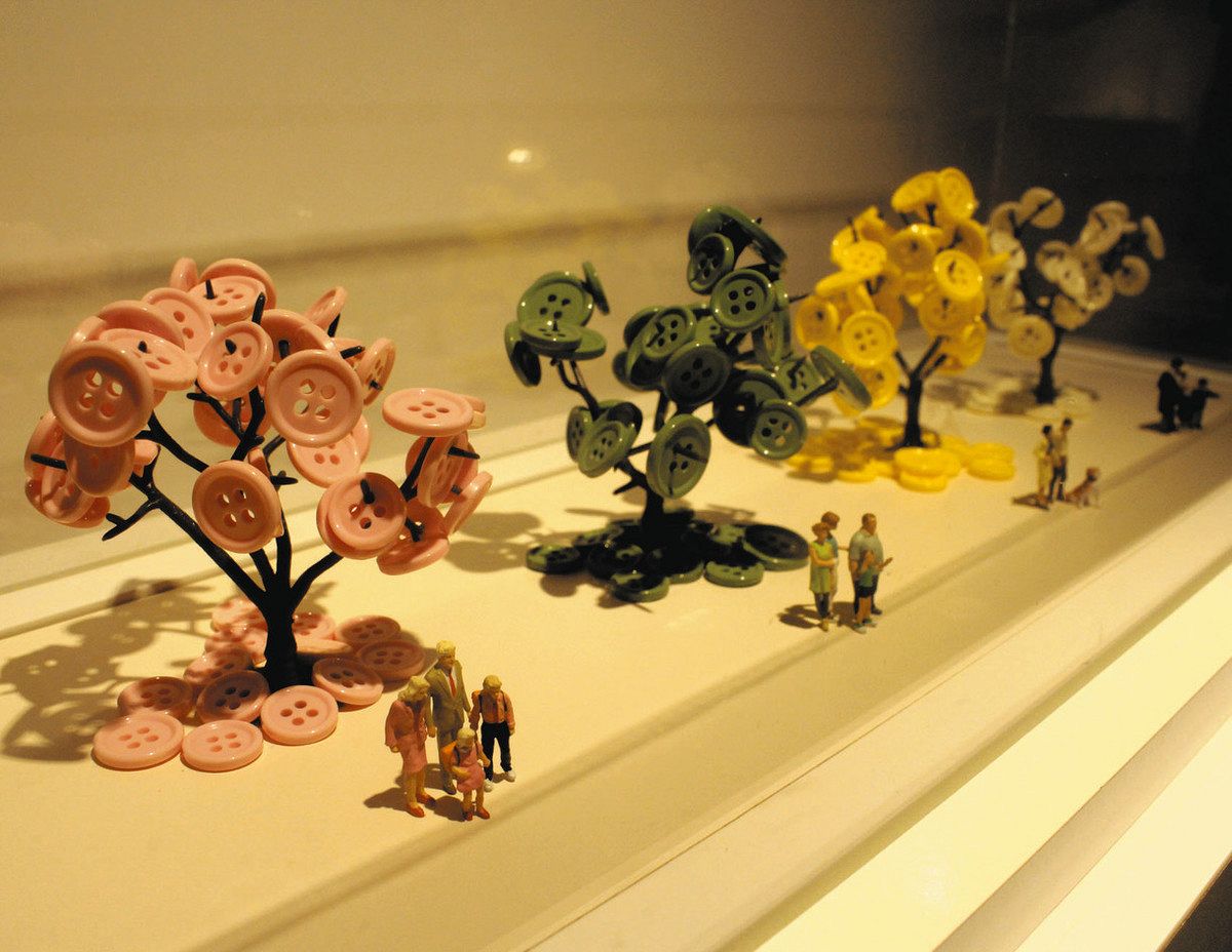 ホチキスの芯や白いご飯で表現 ミニチュア写真家・田中達也さんの