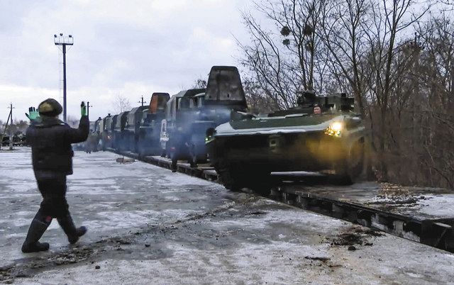 ウクライナに隣接するベラルーシに展開されたロシアの装甲車（ロシア国防総省提供、AP）