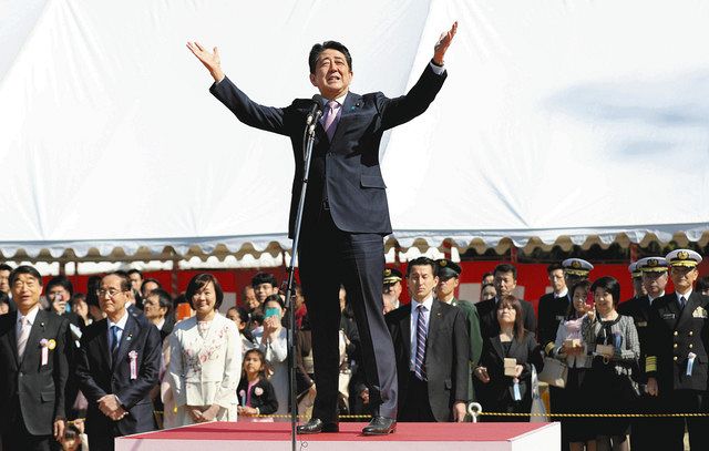 「桜を見る会」であいさつする安倍首相（当時）＝２０１９年４月、東京・新宿御苑