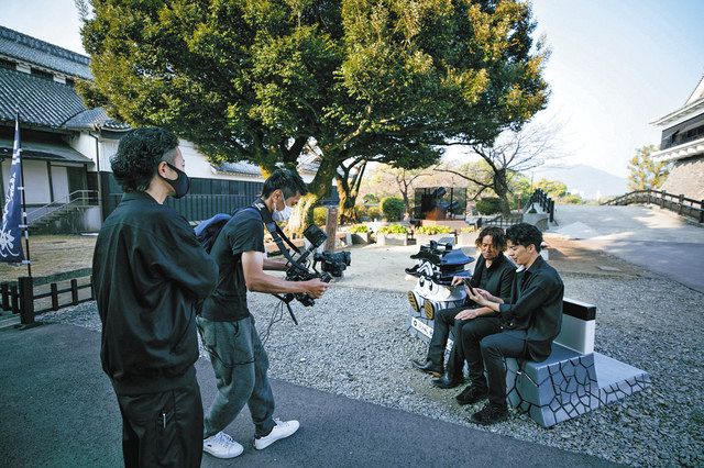 熊本城での撮影に臨む佐野さん（右から２番目）ら＝熊本市で（映画護り屋「願い」製作委員会提供）