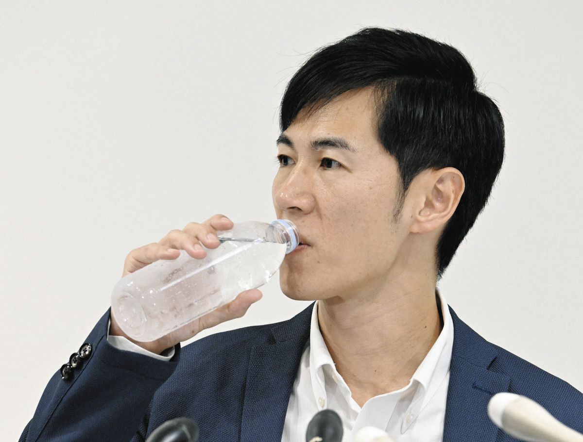 都議選の開票経過を受け記者会見する再生の道の石丸伸二代表