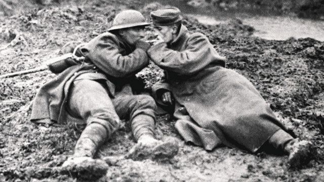 第１次大戦中のクリスマス・イブで兵士たちは、一瞬だったが敵と握手を交わし、たばこを吸い合い、クリスマスを祝い合った©Ｓｈａｄｏｗ　Ｗｏｒｌｄ　Ｐｒｏｄｕｃｔｉｏｎｓ，　ＬＬＣ 
