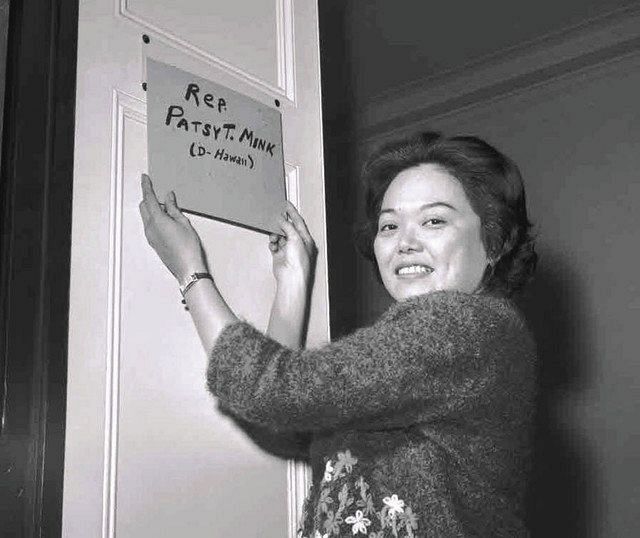 １９６５年１月、連邦議会への初登院を前に、手製のネームプレートを事務所ドアに掲げるミンク＝ゲッティ・共同