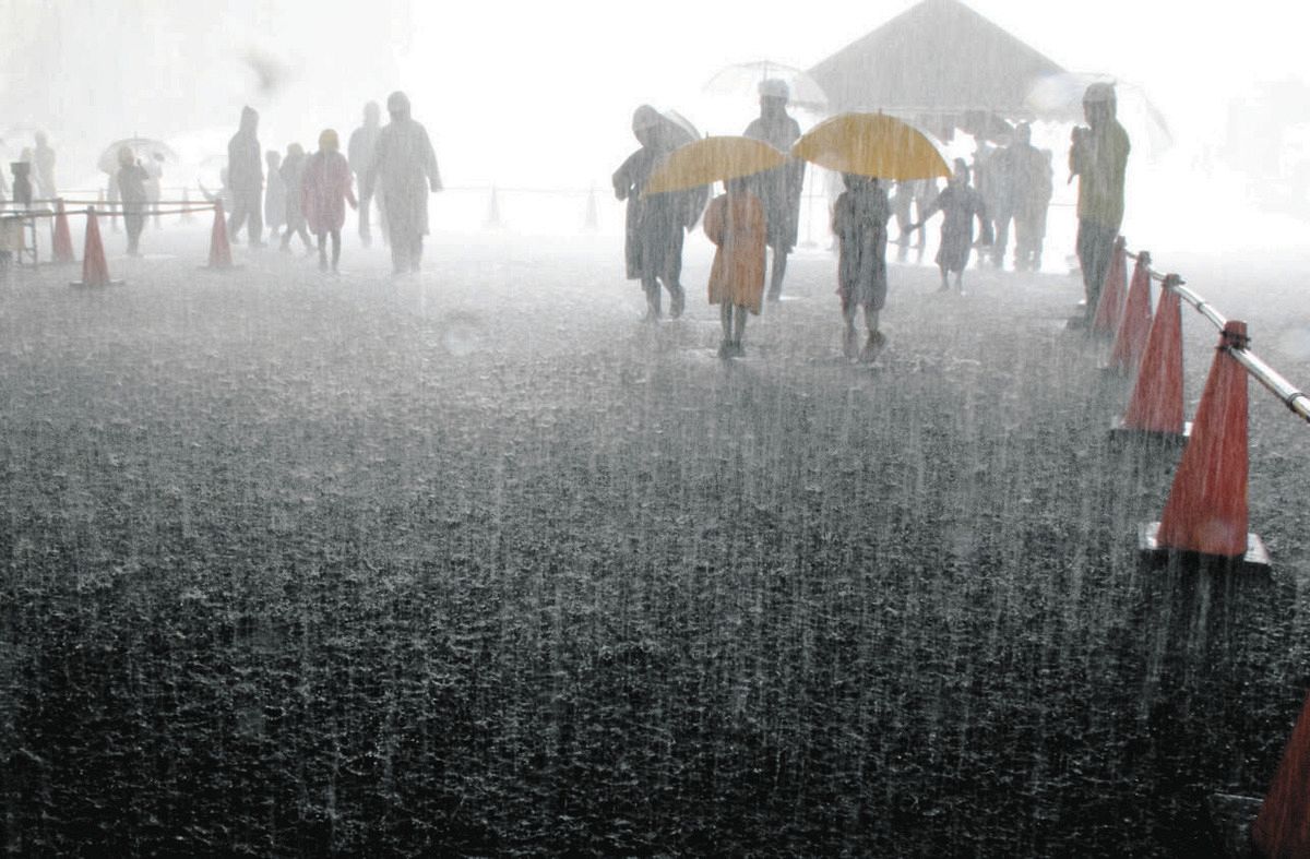 ゲリラ豪雨、体験でわかったリアルな恐怖 傘は無意味、「完全武装