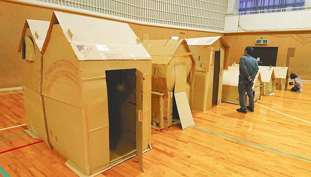 避難所に「カプセルホテル」の快適さを…段ボールで開発、建築家が経験