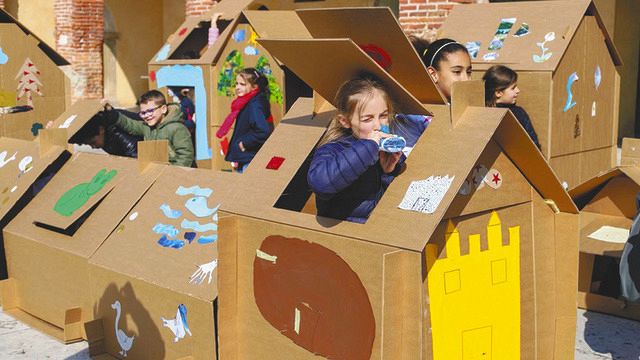 避難所に「カプセルホテル」の快適さを…段ボールで開発、建築家が経験