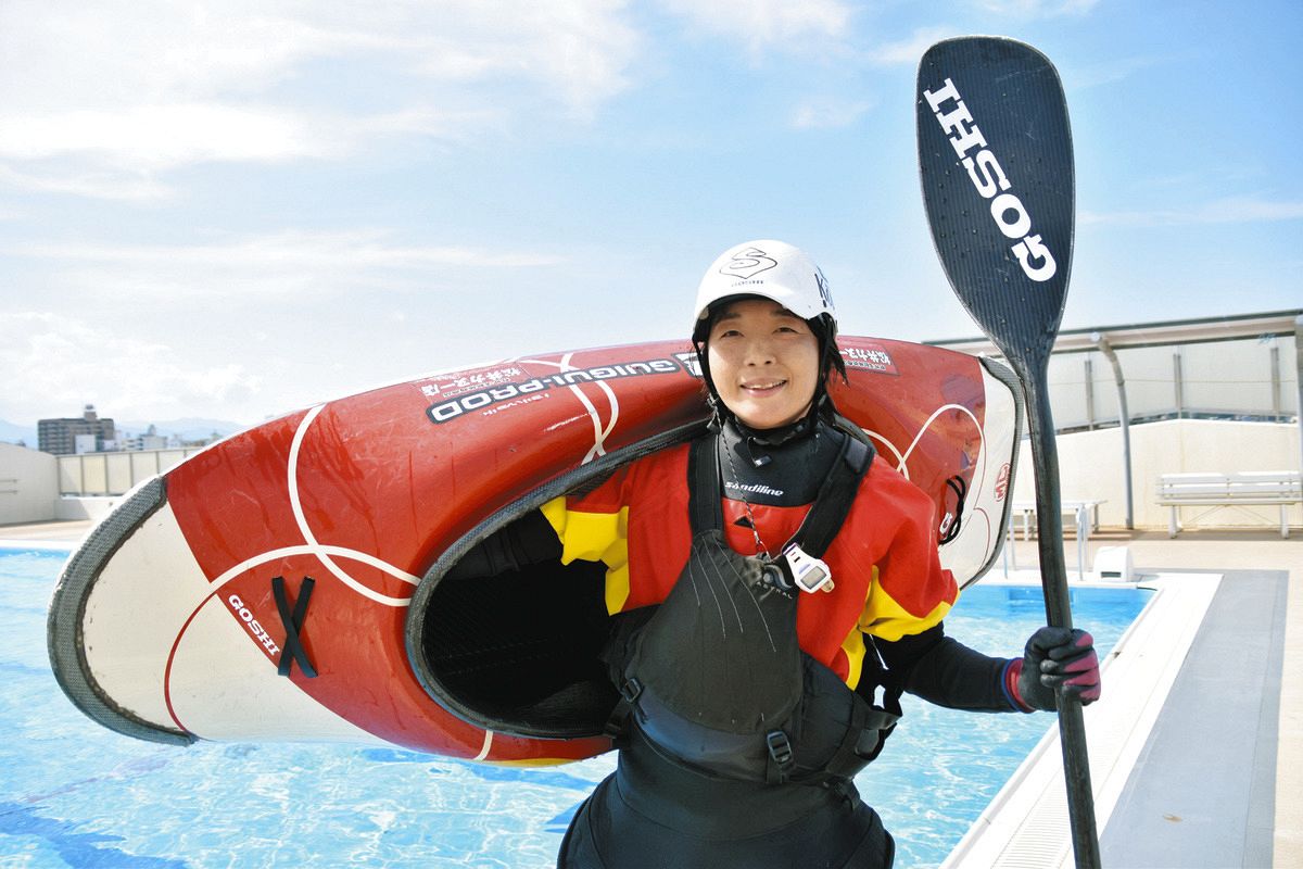 フリースタイルカヤック」世界王者は小学校プールで技磨く 八王子