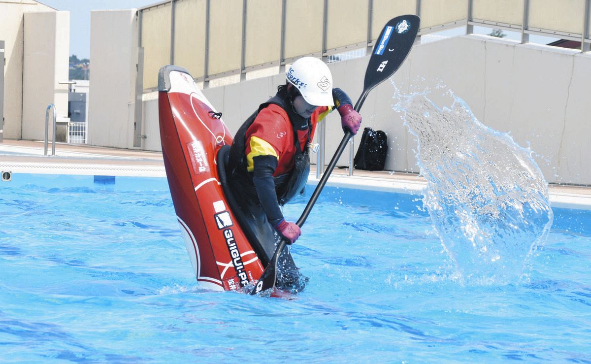 フリースタイルカヤック」世界王者は小学校プールで技磨く 八王子  