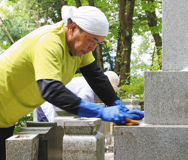 コロナ禍で苦境のバス会社がお墓掃除代行サービス 洗車方法を応用 高圧洗浄機で墓石をきれいに 東京新聞 Tokyo Web