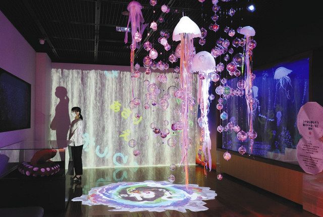 クラゲを表現した幻想的な空間が広がる展示