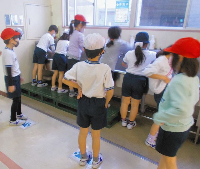 東京都豊島区立仰高小学校で、間隔を取って手洗いの順番を待つ児童＝小学校提供
