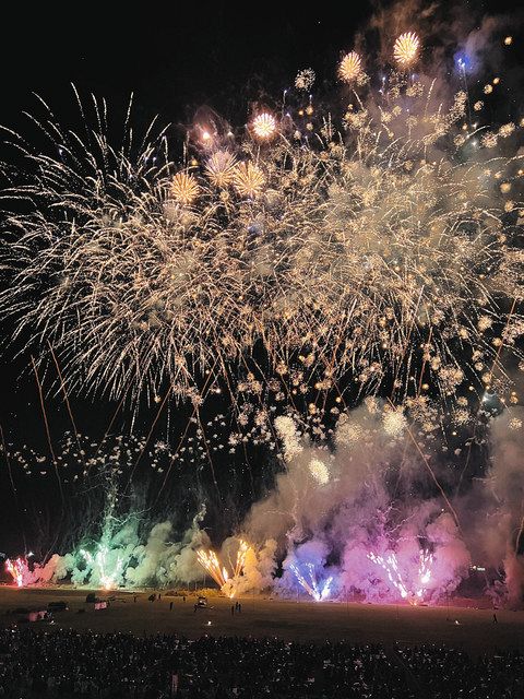 渡良瀬川に大輪2万発 足利花火大会 栃木県内最古120年 45万人が楽しむ：東京新聞デジタル