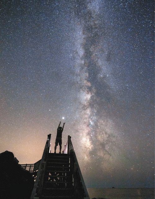 赤崎遊歩道から望む星空。天の川がくっきりと見える＝古谷亘さん提供