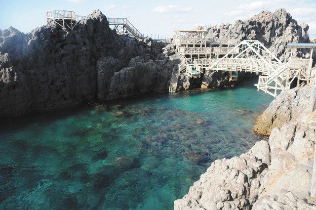 島北部の赤崎遊歩道。透明度の高い海に木製の遊歩道から飛び込める